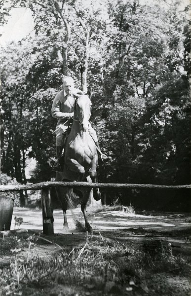 KKE 4717.jpg - Fot. Portret. Edmund Jarzynowski – tata Marii Jolanty Mierzejewskiej (z domu Jarzynowska) na koniu, Jaśkowo, lata 60-te XX wieku.